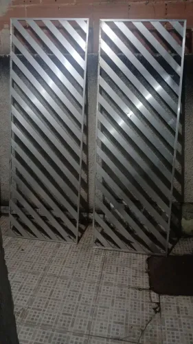 Porta de Alumínio com grade