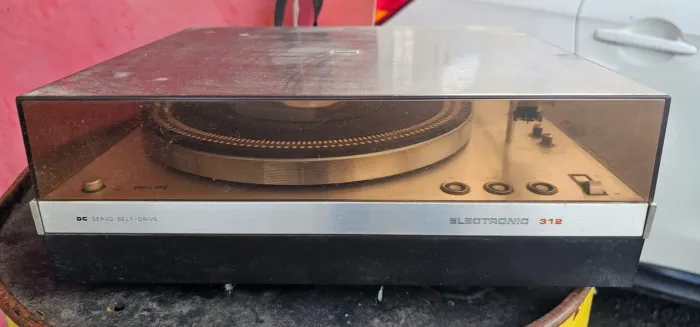 Toca disco philips modelo 312.