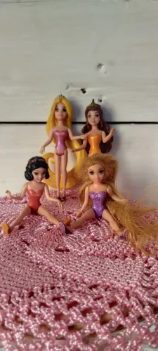 Lote 4 Mini Bonecas Princesas Disney MagiClip (Bela, Branca de Neve e Rapunzel)