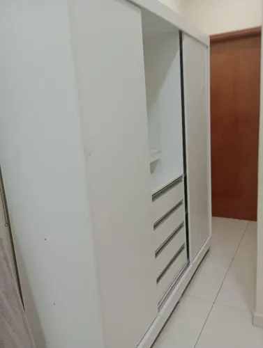 Guarda roupa de solteiro duas portas e quatro gavetas