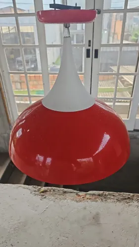 Luminária de metal vermelha com detalhe em branco