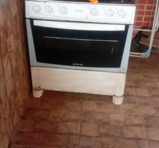 Vendo fogão 5 bocas por 75 reais so o forno que não funciona