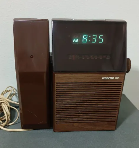 Telefone antigo vintage com rádio AM/FM e relógio alarme