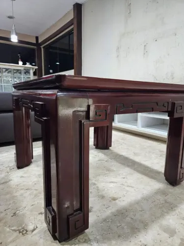 Vendo   mesa de centro em madeira mogno e vidro com detalhes conforme foto em ótimo. 