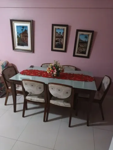 Mesa 6 lugares em madeira bem conservada