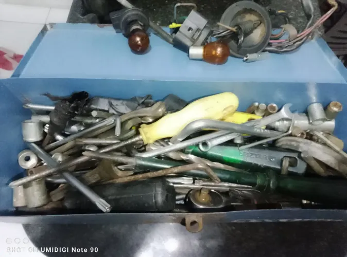 Vendo um furadeira semi nova tudo funcionando e uma caixa de ferramentas em bom estado