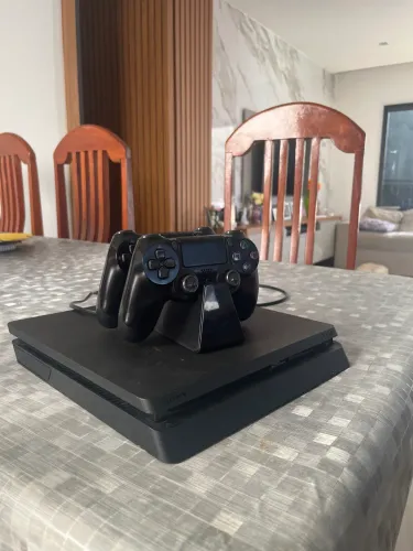 PS4, 47 jogos, 2 controles e carregador por indução, 1 TB, não aceito troca