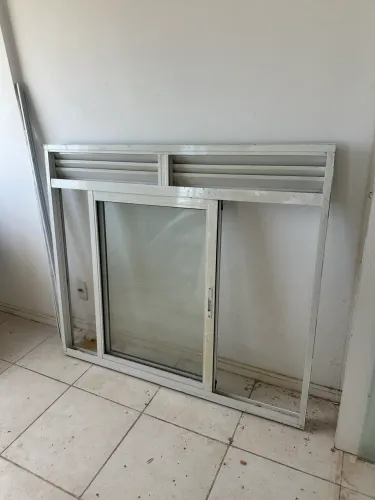 Janela alumínio branco