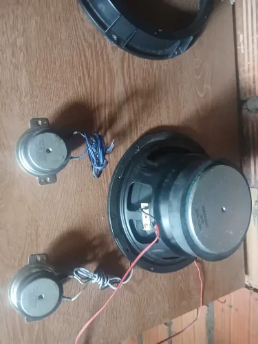 3 autofalantes de caixa de som LG RN5 na pirâmide