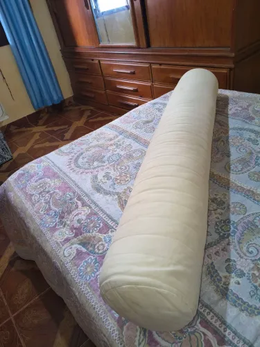Travesseiro rolo para dormir da Tok e Stok 