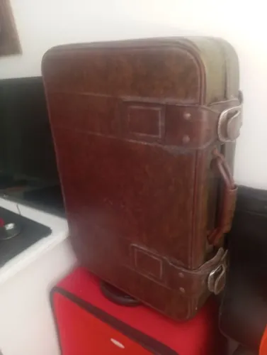 Mala de viagem antiga para decoração 