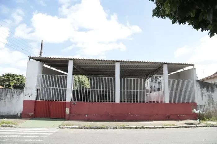 Imóvel comercial com 10 salas, em bom estado