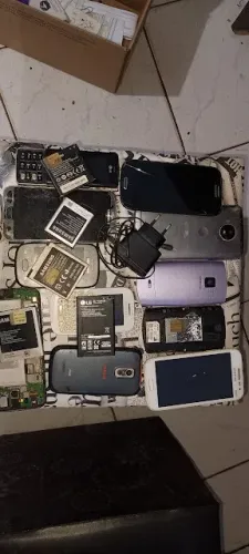 Lote Com 11 Celulares Antigos + Baterias Extras e Carregador Nokia (Para Peças)