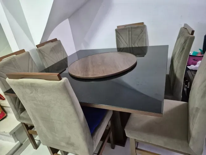 Mesa de Jantar 6 Lugares - Tampo de Vidro Preto e Cadeiras Estofadas