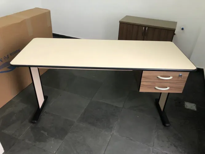 Mesa de escritório com 2 gavetas 1,50 x 55!