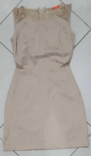 Vestido curto com detalhes em renda nos ombros e cintura