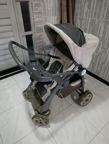 Carrinho de bebê usado