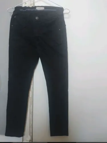 Calça preta infantil tamanho 11/12 em algodão e um pouco de elastano