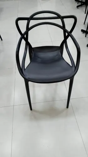 Cadeira modelo Allegra, na cor preta para bares, restaurantes e lanchonetes e área gourmet