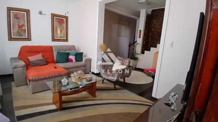 Casa de rua : / Residencial / Vaz Lobo