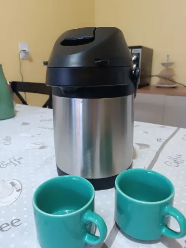 Garrafa térmica 2,5 litros em inox, impecável
