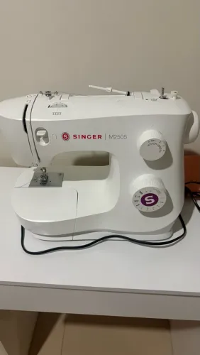 Maquina De Costura Singer M2505 9 Pontos Branca com mesinha