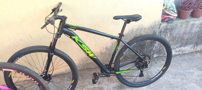 Vende-se duas bicicletas aro 29, seminovas, com revisão feita e kit top