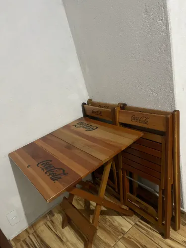 Mesa com 4 cadeiras de madeira