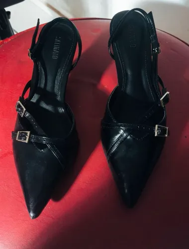 Scarpin slingback preto