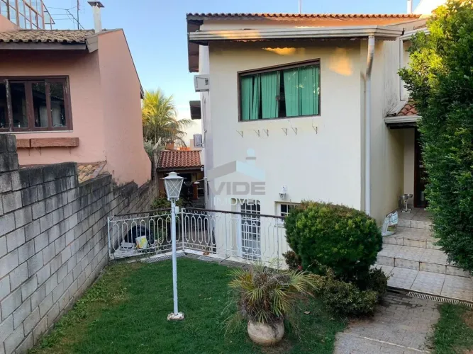 Casa em Condomínio de Sousas 4 Quartos, 1 Suíte, 2 Salas, 5 Banheiros, 2 Vagas na Garagem 