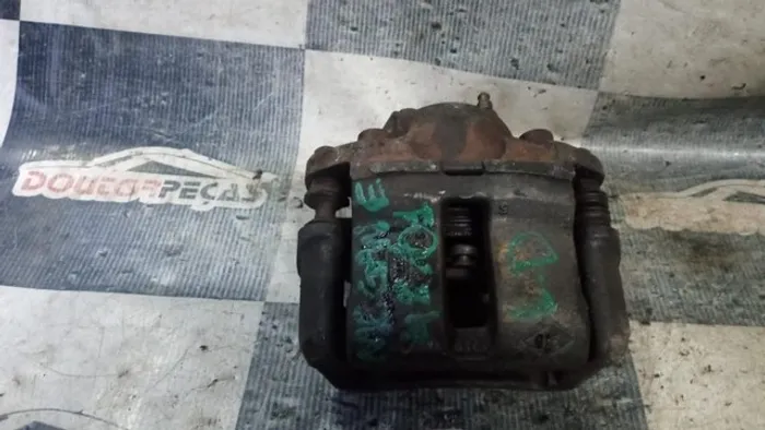 Pinça Dianteira Direita Megane 98