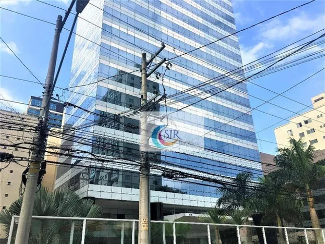 Sala comercial de 390 m² com piso elevado, forro com luminárias, ar condicionado no própri
