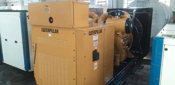 Gerador de Energia 680/650/600 KVA Caterpillar 85 HRS Painel de Comando Digital.
