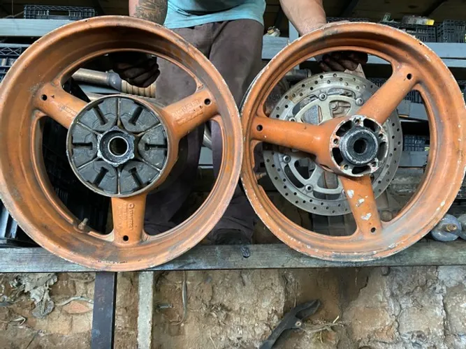 Roda dianteira e trazeira srad 750 ano 2000