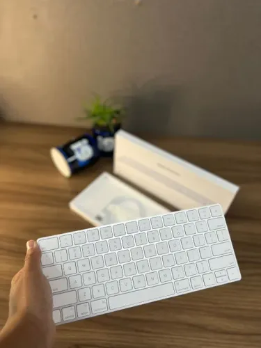 Teclado Apple Magic Keyboard Model A1644 Cor branco Acompanha caixa E cabo
