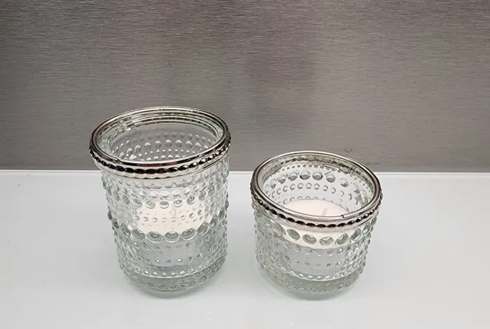 Castiçais de vidro transparente  com filete metal prateado com as velas - 2 peças novas