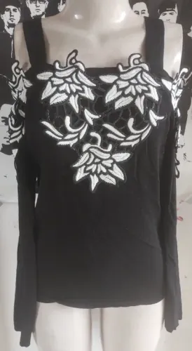 Blusa preta com bordados brancos