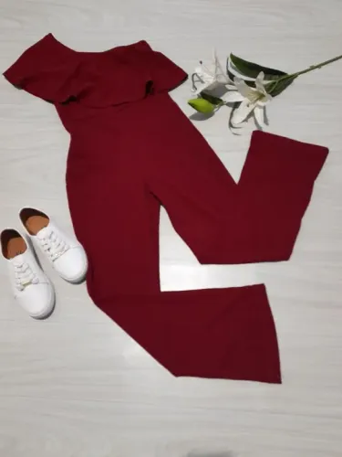 Macacão feminino em crepe com elastano ombro só