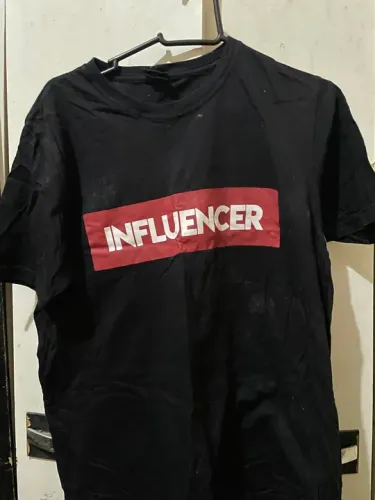 CAMISA PRETA PARA INFLUENCER DIGITAL