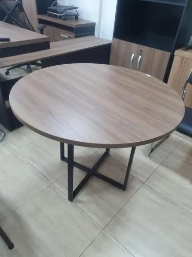 Mesa redonda de madeira com base em X de ferro - Nova