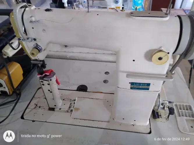 Máquina de costura reta coluna usada
