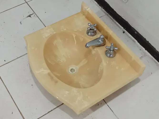 Piá para Banheiro em Cerâmica com Torneira