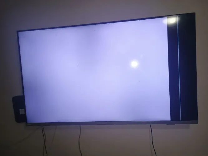 TV Philips com tela danificada