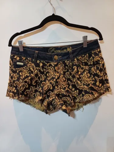 Shorts jeans feminino Polo Wear semi-novo com bordado, tam.38.