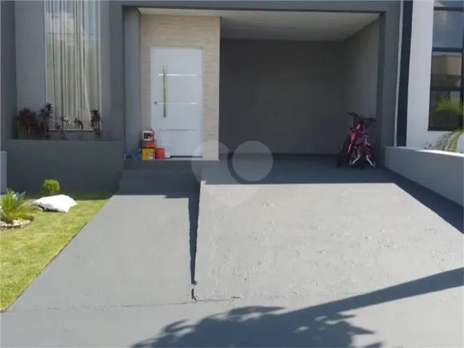 Casa à venda com 2 quartos, sendo 1 suíte, no condomínio Residencial Jardim, Sorocaba - SP