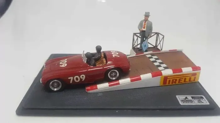 Mini Diorama Ferrari 166 MM Spider #709 Rossi / Tullini (1950)  - Art Model 1/43