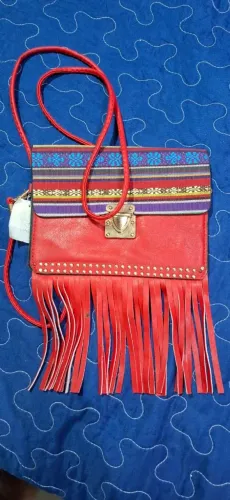 Bolsa de ombro vermelha com franjas