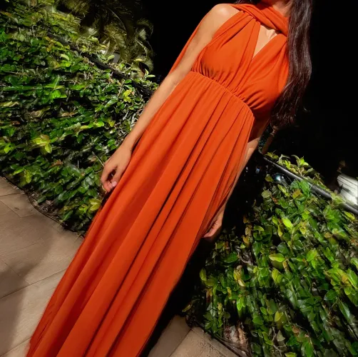 Vestido longo multiformas - elegante e versátil.