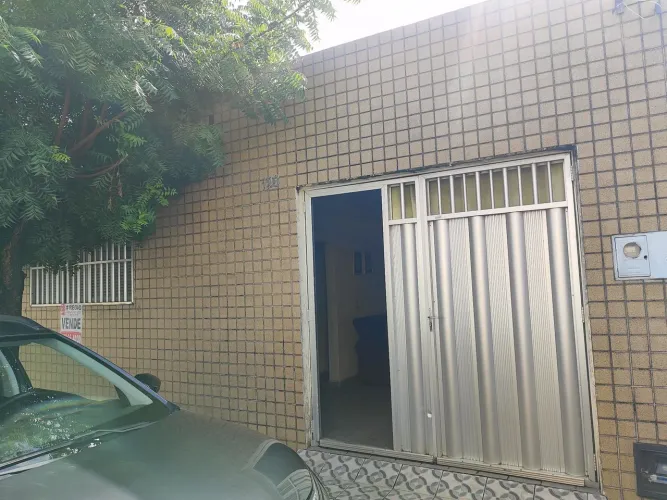 Vende-se casa no bairro do Alecrim R$180mil reais.