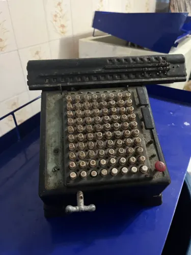 Máquina de calcular antiga rara